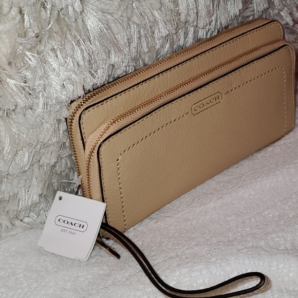Coach tan large continental wallet - Picture 2 of 2
